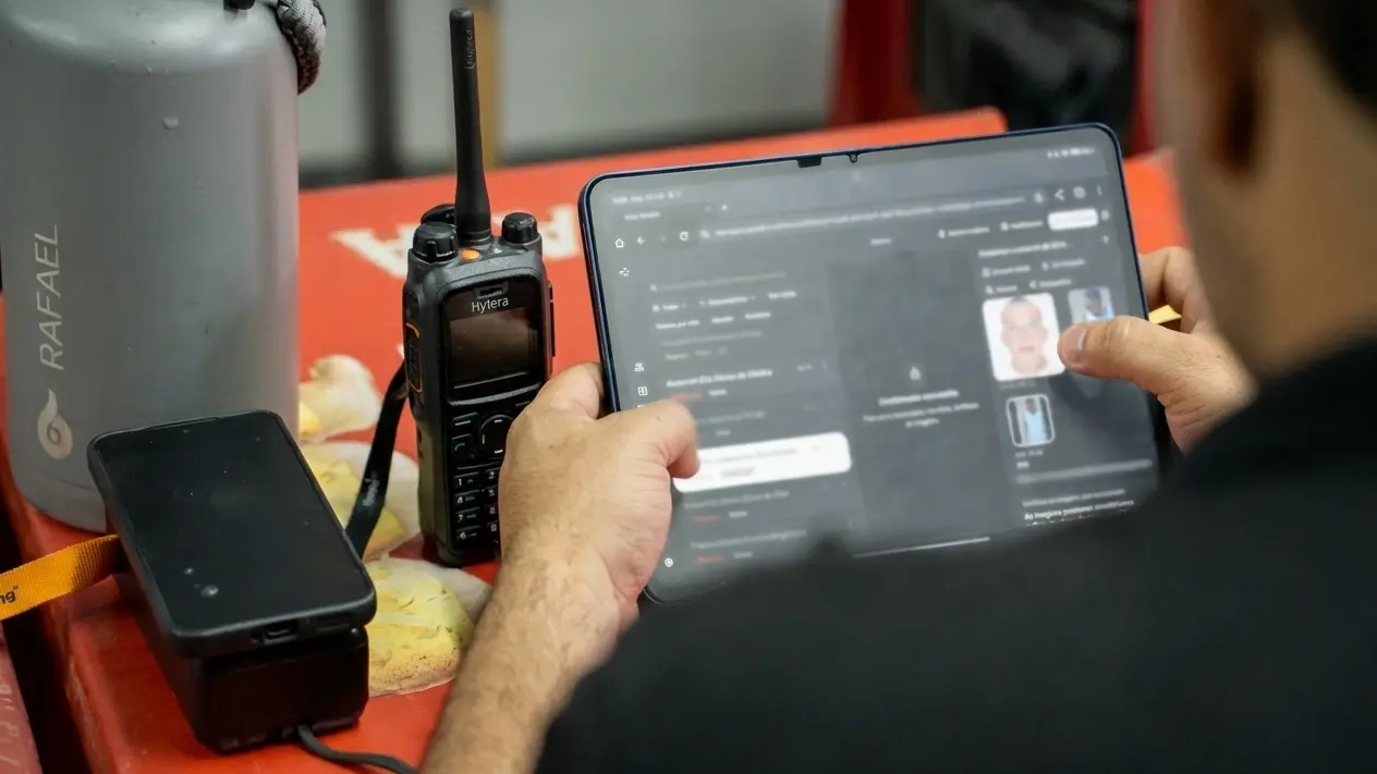 Agente consulta em tablet o sistema de reconhecimento facial usado no monitoramento da Expocrato 2026.